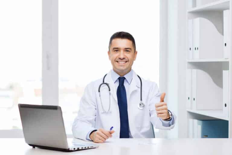 Seguro para médicos com proteção financeira para erro médico 19 Crença Soluções que Cuidam - Seguro de vida, seguro para erro profissional e seguro para erro médico como proteção financeira para imprevistos de reclamações judiciais de erro médico e erro profissional, acidentes, invalidez, doenças e fatalidades da vida. Proteções financeiras que cuidam da sua reputação profissional, do seu patrimônio, da sua renda e da sua família. A família continua, o negócio é mantido ou um legado é criado para as outras gerações por causa das nossas soluções que cuidam. Oferecemos tranquilidade em um momento de dificuldade.