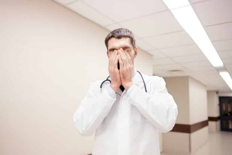 Seguro para médicos com proteção financeira para erro médico 11 Crença Soluções que Cuidam - Seguro de vida, seguro para erro profissional e seguro para erro médico como proteção financeira para imprevistos de reclamações judiciais de erro médico e erro profissional, acidentes, invalidez, doenças e fatalidades da vida. Proteções financeiras que cuidam da sua reputação profissional, do seu patrimônio, da sua renda e da sua família. A família continua, o negócio é mantido ou um legado é criado para as outras gerações por causa das nossas soluções que cuidam. Oferecemos tranquilidade em um momento de dificuldade.