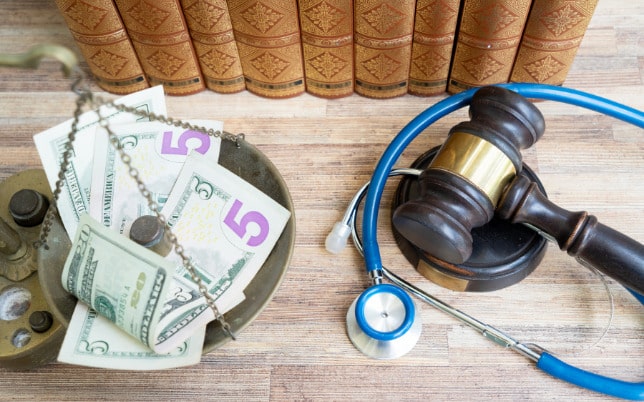 Seguro para médicos com proteção financeira para erro médico 17 Crença Soluções que Cuidam - Seguro de vida, seguro para erro profissional e seguro para erro médico como proteção financeira para imprevistos de reclamações judiciais de erro médico e erro profissional, acidentes, invalidez, doenças e fatalidades da vida. Proteções financeiras que cuidam da sua reputação profissional, do seu patrimônio, da sua renda e da sua família. A família continua, o negócio é mantido ou um legado é criado para as outras gerações por causa das nossas soluções que cuidam. Oferecemos tranquilidade em um momento de dificuldade.