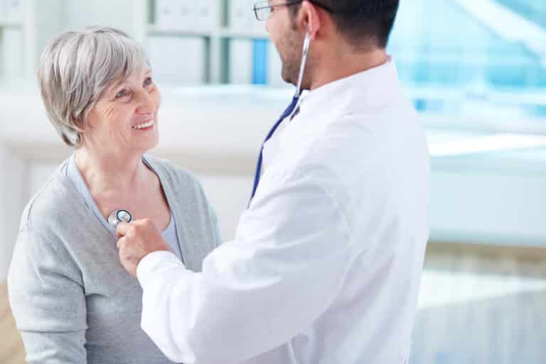 Seguro para médicos com proteção financeira para erro médico 4 Crença Soluções que Cuidam - Seguro de vida, seguro para erro profissional e seguro para erro médico como proteção financeira para imprevistos de reclamações judiciais de erro médico e erro profissional, acidentes, invalidez, doenças e fatalidades da vida. Proteções financeiras que cuidam da sua reputação profissional, do seu patrimônio, da sua renda e da sua família. A família continua, o negócio é mantido ou um legado é criado para as outras gerações por causa das nossas soluções que cuidam. Oferecemos tranquilidade em um momento de dificuldade.