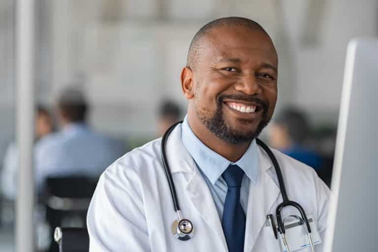 Seguro para médicos com proteção financeira para erro médico 18 Crença Soluções que Cuidam - Seguro de vida, seguro para erro profissional e seguro para erro médico como proteção financeira para imprevistos de reclamações judiciais de erro médico e erro profissional, acidentes, invalidez, doenças e fatalidades da vida. Proteções financeiras que cuidam da sua reputação profissional, do seu patrimônio, da sua renda e da sua família. A família continua, o negócio é mantido ou um legado é criado para as outras gerações por causa das nossas soluções que cuidam. Oferecemos tranquilidade em um momento de dificuldade.