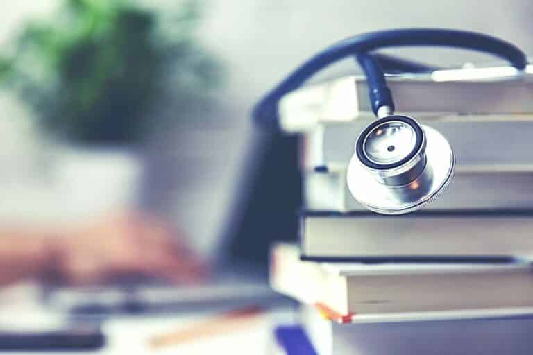 Seguro para médicos com proteção financeira para erro médico 3 Crença Soluções que Cuidam - Seguro de vida, seguro para erro profissional e seguro para erro médico como proteção financeira para imprevistos de reclamações judiciais de erro médico e erro profissional, acidentes, invalidez, doenças e fatalidades da vida. Proteções financeiras que cuidam da sua reputação profissional, do seu patrimônio, da sua renda e da sua família. A família continua, o negócio é mantido ou um legado é criado para as outras gerações por causa das nossas soluções que cuidam. Oferecemos tranquilidade em um momento de dificuldade.