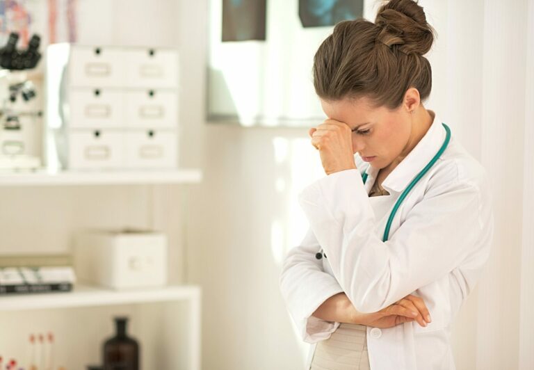 Seguro para médicas com proteção financeira para erro médico 11 Crença Soluções que Cuidam - Seguro de vida, seguro para erro profissional e seguro para erro médico como proteção financeira para imprevistos de reclamações judiciais de erro médico e erro profissional, acidentes, invalidez, doenças e fatalidades da vida. Proteções financeiras que cuidam da sua reputação profissional, do seu patrimônio, da sua renda e da sua família. A família continua, o negócio é mantido ou um legado é criado para as outras gerações por causa das nossas soluções que cuidam. Oferecemos tranquilidade em um momento de dificuldade.