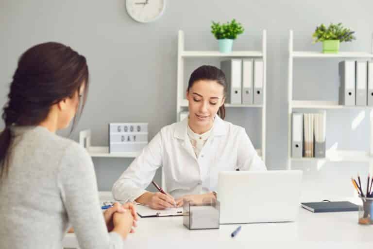 Seguro para médicas com proteção financeira para erro médico 19 Crença Soluções que Cuidam - Seguro de vida, seguro para erro profissional e seguro para erro médico como proteção financeira para imprevistos de reclamações judiciais de erro médico e erro profissional, acidentes, invalidez, doenças e fatalidades da vida. Proteções financeiras que cuidam da sua reputação profissional, do seu patrimônio, da sua renda e da sua família. A família continua, o negócio é mantido ou um legado é criado para as outras gerações por causa das nossas soluções que cuidam. Oferecemos tranquilidade em um momento de dificuldade.