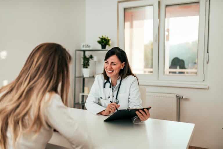 Seguro para médicas com proteção financeira para erro médico 4 Crença Soluções que Cuidam - Seguro de vida, seguro para erro profissional e seguro para erro médico como proteção financeira para imprevistos de reclamações judiciais de erro médico e erro profissional, acidentes, invalidez, doenças e fatalidades da vida. Proteções financeiras que cuidam da sua reputação profissional, do seu patrimônio, da sua renda e da sua família. A família continua, o negócio é mantido ou um legado é criado para as outras gerações por causa das nossas soluções que cuidam. Oferecemos tranquilidade em um momento de dificuldade.