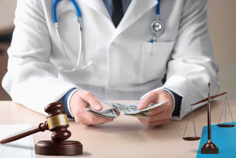 Crença Soluções que Cuidam - Seguro para médico para proteção financeira da reputação profissional e do patrimônio contra reclamações judiciais que alegam erro médico. Seguro de vida para médico para proteção financeira contra imprevistos de acidentes, invalidez, doenças e fatalidades da vida. Proteções financeiras que cuidam da sua reputação profissional, do seu patrimônio, da sua renda e da sua família.