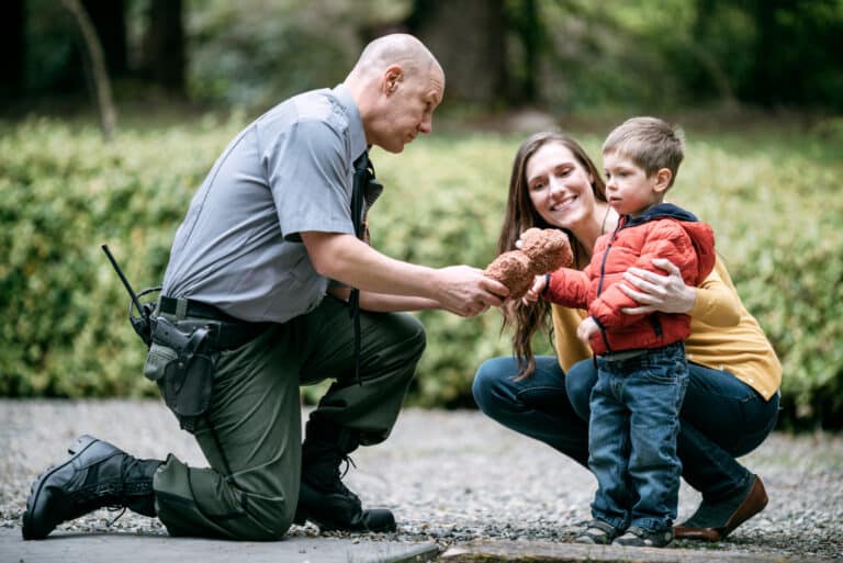 Crença Soluções que Cuidam - Seguro de vida para policiais, bombeiros e agentes de segurança para proteção financeira para cuidar do seu padrão de vida pois estamos sempre expostos ao risco de ter a renda reduzida ou interrompida, por imprevistos de doenças, acidentes, invalidez ou morte. Proteções financeiras que cuidam do seu patrimônio, da sua renda e da sua família. A família continua, o negócio é mantido ou um legado é criado para as outras gerações por causa das nossas soluções que cuidam. Oferecemos tranquilidade em um momento de dificuldade.