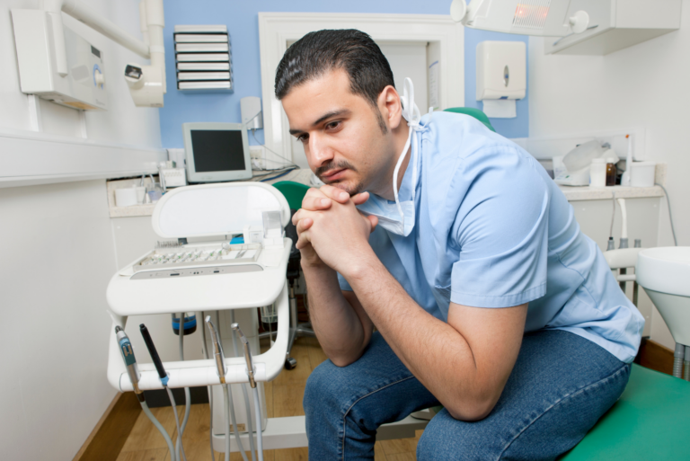 Crença Soluções que Cuidam - Seguro para dentista para proteção financeira da reputação profissional e do patrimônio contra reclamações judiciais que alegam erro odontológico. Seguro de vida para dentista para proteção financeira contra imprevistos de acidentes, invalidez, doenças e fatalidades da vida. Proteções financeiras que cuidam da sua reputação profissional, do seu patrimônio, da sua renda e da sua família.